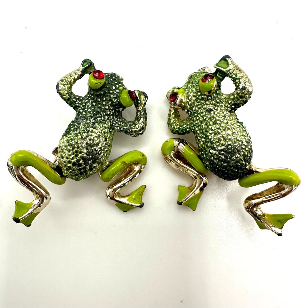 Vintage set 2 gold tone green enamel articulated frogs figural brooches